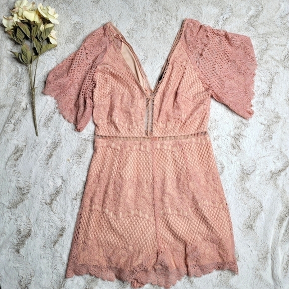 Lush Pale Blush Pink Eyelet Lace Wide Short Sleeve Romper Size M - Picture 1 of 11